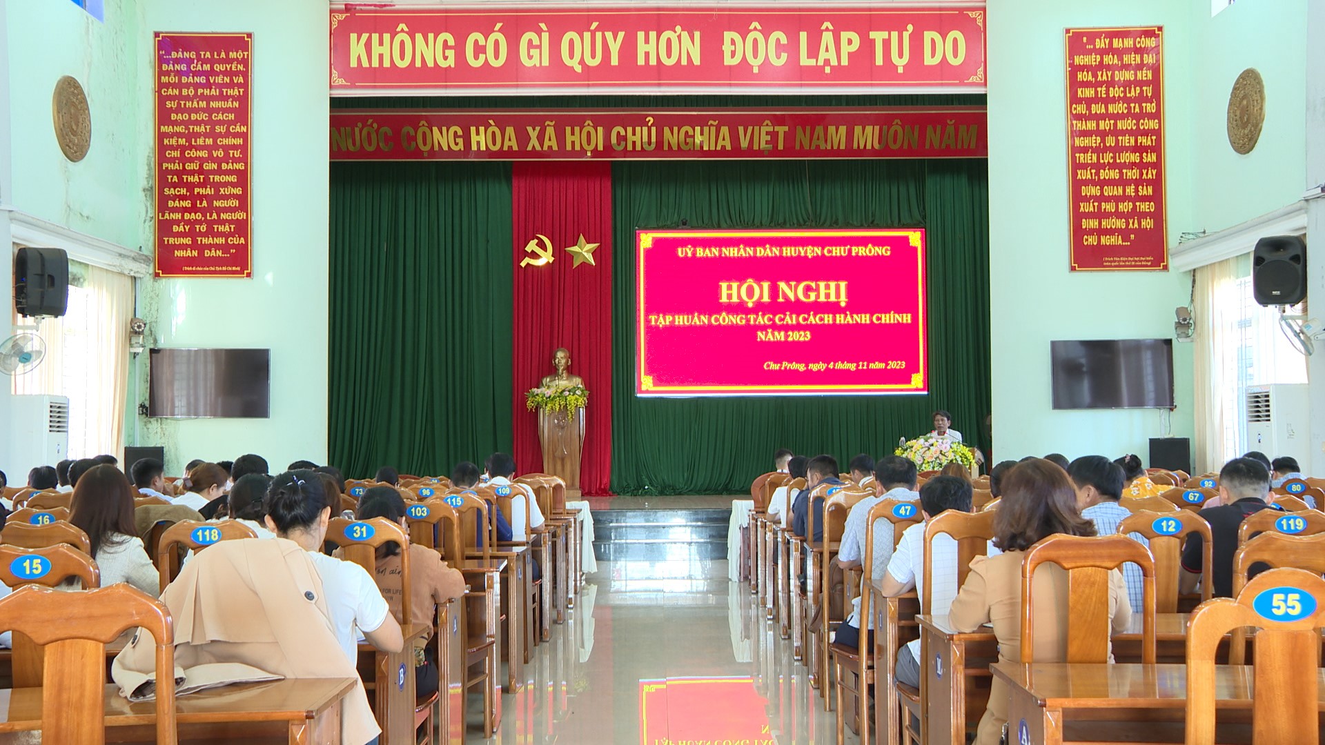Quang-canh-hoi-nghi-tap-huan-cong-tac-cai-cach-hanh-chinh-nam-2023.jpg