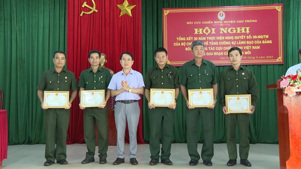 Đong-chi-Pham-Vu-Tu-–-Pho-Chu-tich-UBND-huyen-trao-giay-khen-cho-6-ca-nhan.jpg Đong-chi-Pham-Vu-Tu-–-Pho-Chu-tich-UBND-huyen-trao-giay-khen-cho-6-ca-nhan.jpg