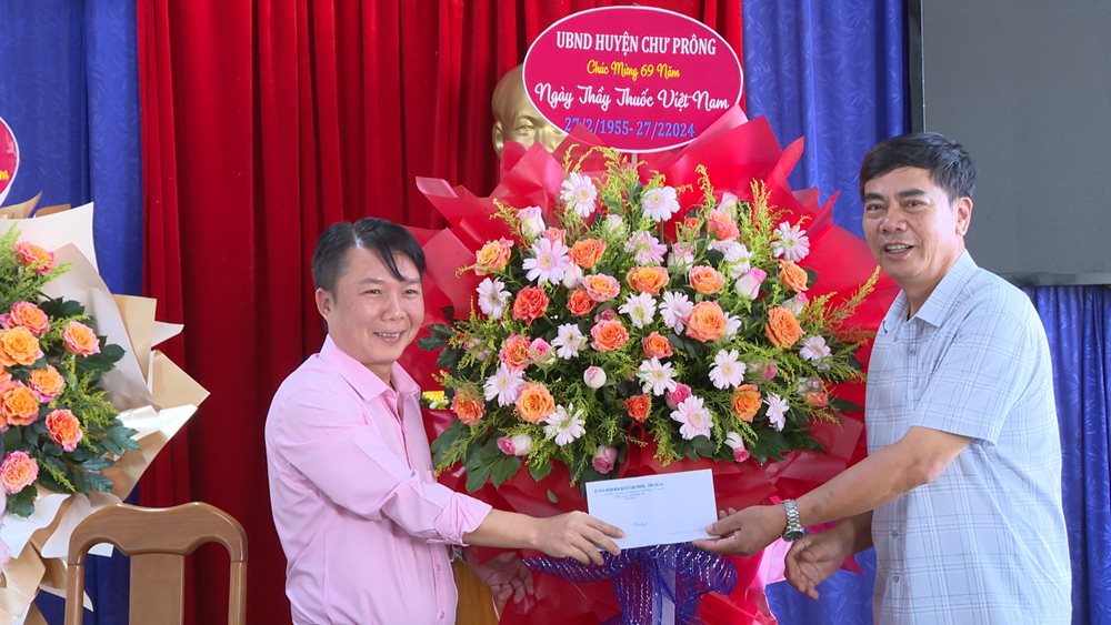 Phó Chủ tịch UBND huyện Ksor Việt thăm, chúc mừng  Ngày Thầy thuốc Việt Nam tại Trung tâm Y tế huyện Chư Prông