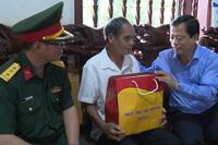 Phó chủ tịch UBND tỉnh Gia Lai Nguyễn Tuấn Thanh thăm và tặng quà các gia đình chính sách tiêu biểu có công với cách mạng