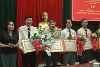 Đảng ủy xã Chư Prông đã tổ chức lễ trao tặng Huy hiệu Đảng