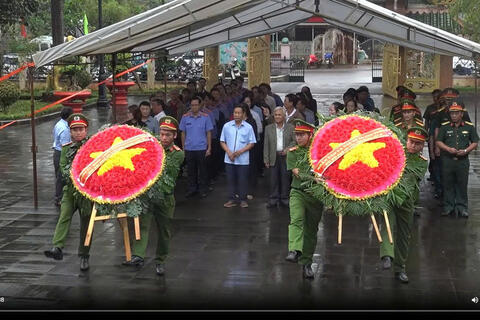 Lãnh đạo xã Chư Prông dâng hoa, dâng hương tại nghĩa trang liệt sỹ xã