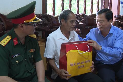 Lãnh đạo tỉnh Gia Lai và xã Chư Prông tặng quà các gia đình Chính sách