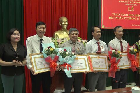 Đảng ủy xã Chư Prông đã tổ chức lễ trao tặng Huy hiệu Đảng