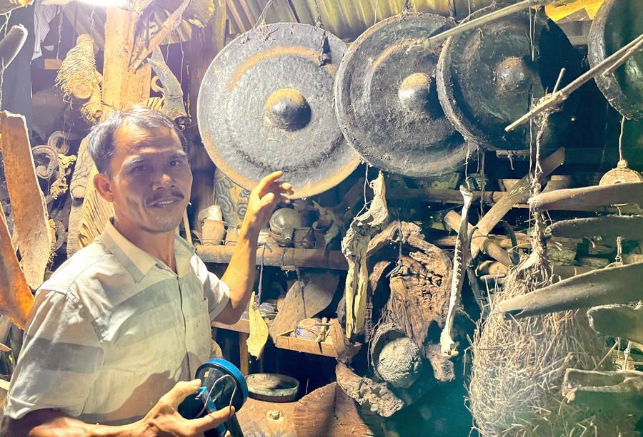 Ông Hưng giới thiệu về những chiếc cồng chiêng mà bản thân dày công sưu tầm. Ảnh: P.D